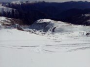 Bella neve in discesa; pelato il pendio sopra Forte Giaura, dove passa il sentiero estivo 