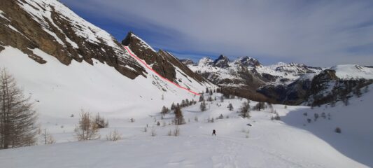 Salendo nel vallon de Rofre con vista sulla discesa finale dal Collet du Serpent