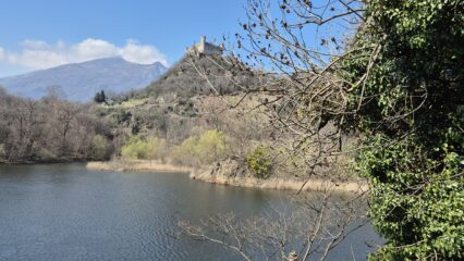 il castello di Montalto dal lago Pistono