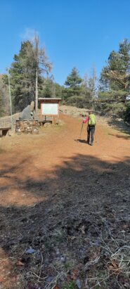 arrivo sul crinale con il monumento degli Alpini