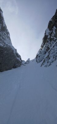 Sotto la strettoia di uscita dal canale, relativamente ben innevata per intero.