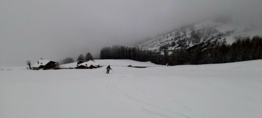In discesa sui prati finali su neve ancora bella