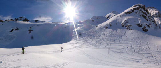 a metà salita si vedono a sinistra pendii scaricati,  a destra innumerevoli tracce di discesa su neve che poi risulta crosta leggera