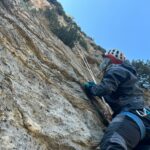 Il Sergente si appresta ad arrampicare l’ultimo tiro munito di guanti in velluto…