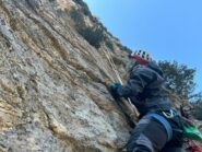 Il Sergente si appresta ad arrampicare l’ultimo tiro munito di guanti in velluto…