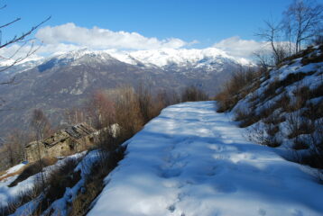 I ruderi di Barat e la strada-sentiero n. 3, con Mombarone sullo sfondo