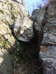 Qui bisogna passare sotto al macigno