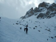 si sale alla base dei contrafforti rocciosi della Aiguillette du Lauzet