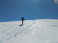 verso l'ampia cima della Testa di Cervetto