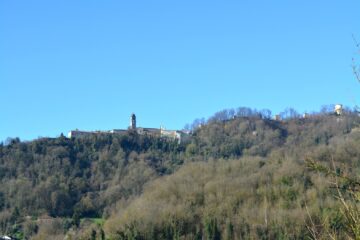 La collina di Crea con il Santuario vista da Serralunga.