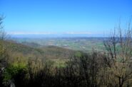 Panorama verso le Alpi dalla sommità della collina di Crea.