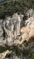 Panoramica della via con il drone, molto evidente il magnifico diedro di L2