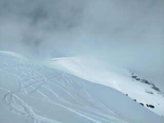 La cima ancora nascosta dalla nebbia 