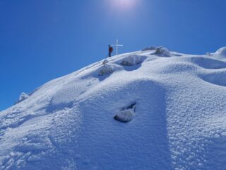 Versante di discesa verso il colletto tra le due cime