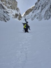 Vista da poco sotto la strettoria sommitale... con una neve super.