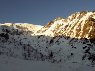 Gorgia ancora in ombra; già al sole il versante ENE e il canale NE 