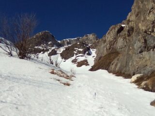 Il canale continua a dx ma si può anche passare a sx su pendio aperto con expo più a est