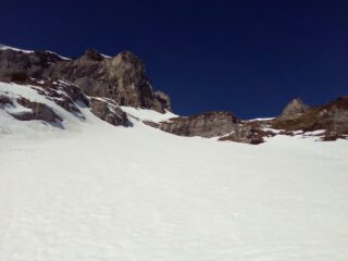 Passato a sx e poi traverso verso dx, sulla dx non c'è neve continua; al centro la sella 2030