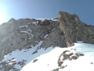 Dalla sella 2030 ingresso nel camino da sx verso dx e uscita in vetta con breve traverso verso sx (quasi tutto su neve) 