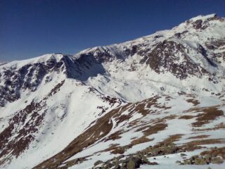 Verso il Becco Rosso, visibile sotto Forte Giaura, e tutto il resto della salita