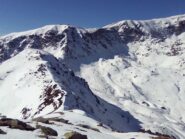 In primo piano il Becco Rosso; in ombra il canale nord al Forte Giaura