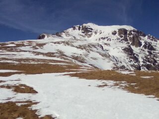 Il plateau a monte del forte privo di neve a tratti