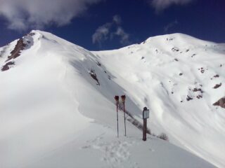 Questa volta discesa per la cresta SE (vista  dal Bric dell'Omo); vetta in alto a dx 