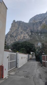 La strada da cui inizia l'avvicinamento, e la parete verso cui ci dirigiamo