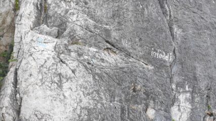 Le scritte alla base della placca grigia