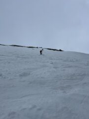 In discesa a fianco al fiume