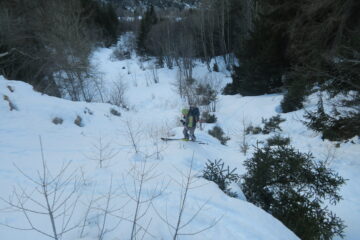 nel ripido canale che porta alla strada poderale che arriva da Les Combes