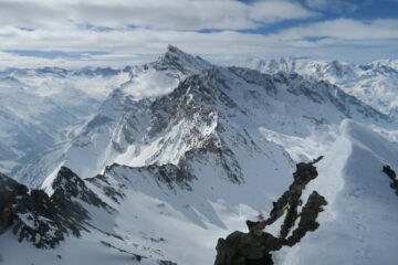 vista dalla cima verso l'alta Valgris, al centro la Grande Rousse
