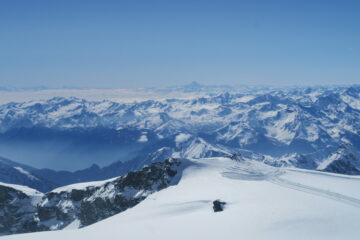 sullo sfondo al centro il Monviso