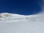 Primo tratto di discesa incontrando diversi salitori
