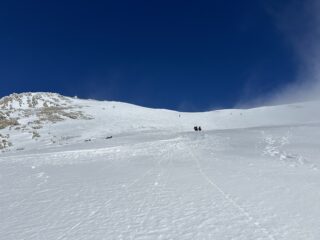 Primo tratto di discesa incontrando diversi salitori