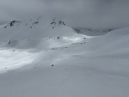 verso il basso si vedeva il folto gruppo di ciaspolatori diretto al Colle