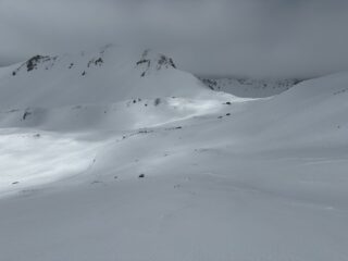verso il basso si vedeva il folto gruppo di ciaspolatori diretto al Colle