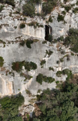 La Parete Dimenticata dove si sviluppa la via e la Grotta dell'Edera