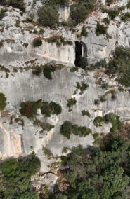 La Parete Dimenticata dove si sviluppa la via e la Grotta dell'Edera