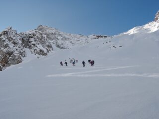 La numerosa comitiva durante la salita