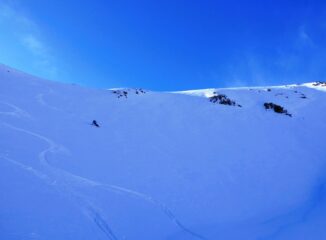 Discesa a nord dalla cima su neve già parzialmente ventata