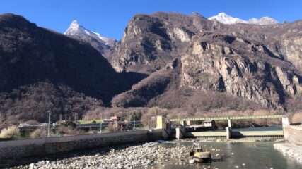 Si parte da Donnas, con cielo blu cobalto