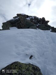 roccette appena sotto la vetta, unico tratto dopo si poggiano le mani
