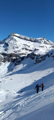 Martina e Michele in salita verso il Lago Perrin