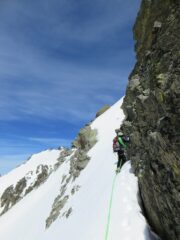 La cengia nevosa per salire la Punta Orientale