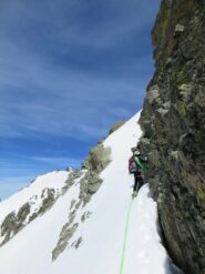 La cengia nevosa per salire la Punta Orientale