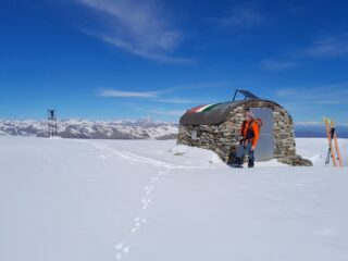 Bivacco Groppo e campana sulla cima