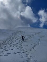 il fesso (io) si è dimenticato le pelli ma per fortuna la neve non fa affondare