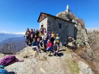 Foto di gruppo alla chiesetta edificata sulla cima