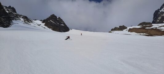 Splendida discesa sui ripidi pendii est sotto Plan da Mezdi verso Chamanna Tuoi